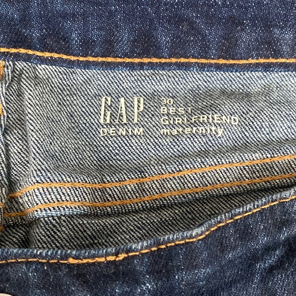 2 pairs of GAP maternity pants pay 1 shipping! Size 30 jeans & size L joggers.